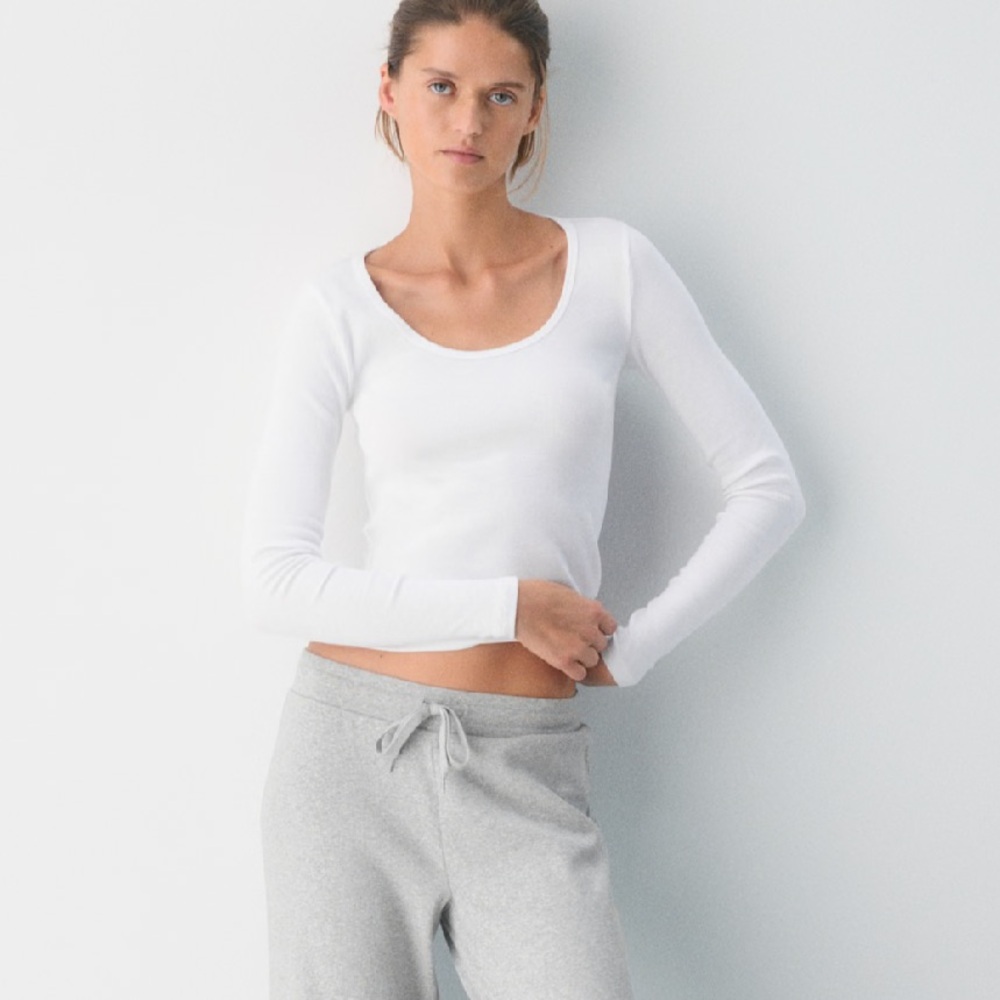ARITZIA HOMESTRETCH SCOOP NECK LONG SLEEVE SHIRT IN WHITE